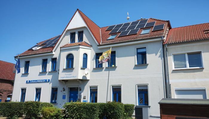 Haus 1 des Jugendbauernhofs von der Straße aus gesehen.